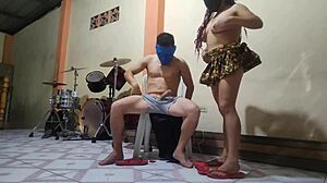 madrastra con trenzas seduce hijastro para follar montando polla inexperta