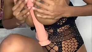 Rica morena shows creamy pussy and sweet natural tits in homemade colombian solo