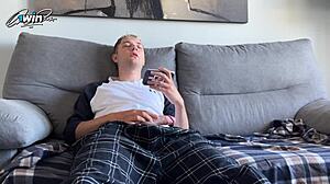 Θετή αδερφή γύρισε νωρίς, έπιασε θετό αδερφό να παίρνει μασάζ πούτσας βλέποντας πορνό και του έκανε χειροτέχνημα