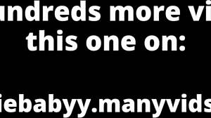 veggiebabyy casually masturbates in thigh high socks and sneakers