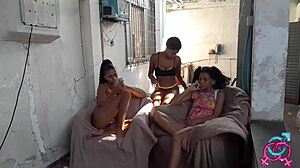 Oče stopi v interakcijo s pastorkami v družinskem okolju