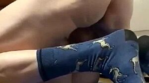 Ana miller e ktal em banho a dois com tatuagens e olhos castanhos