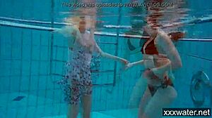 Hé, filles russes chaudes, êtes-vous prêtes à nager nues dans la piscine en montrant ces corps de bikini sous l'eau ?