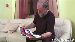 Młoda luka dostaje mocno rżnięta przez starego kutasa w brutalnym spotkaniu 18+ nastolatki.