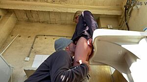 Hot kone og nabo dykker ned i fisse-spisning med orgasmer i vaskemaskinerummet. Amatør spansk milf blondine bliver liderlig blondine slikket close-up