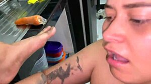 Melissasexhot le hecho la leche en la cara y le folle el coño a la puta de mi cuñada con una zanahoria1