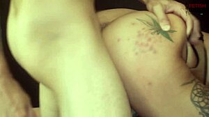 Peguei minha meia-irmã semi nua no quarto e a fodi forte enquanto nossos pais estavam fora