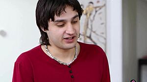 Пасынок дарит зрелой MILF-мачехе Лондон Ривер новый велотренажер.