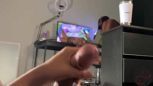 gostoso bateu uma para mim enquanto n�o estava vendo e vem me mostrar com big cock handjob.