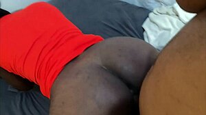 Požrešna latinska kuja draži z mokro pičko pred grobim doggystyle jebanjem in ogromnim cumloadom, ki ga pogoltne v svoji kurvinski usta