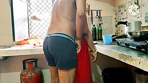 데시 와이프가 이웃 남자애들한테 하드코어 애널 당하며 블로우잡과 개새끼 자세