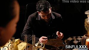 Jolee Love taquine avec ses seins parfaits en lingerie sensuelle pour Sinfulxxx, avec gorge profonde et titfuck