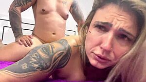 a foda foi tão gostosa que enfiou sem camisinha na buceta babada gozando muito dentro