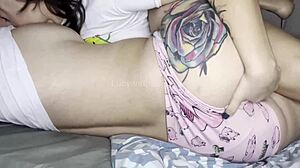 Lesbianas En Una Pijamada Terminan Follando Con Strapon Anal Y Cunilingus En Coños Peludos