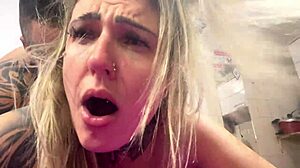 a foda foi tão gostosa que enfiou sem camisinha na buceta babada gozando muito dentro