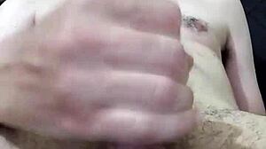 mais uma punheta com grande gozada pra voce