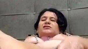 novinha metendo os consolos na buceta melada e gozando igual uma putinha se exibindo pro seu macho e outros homens