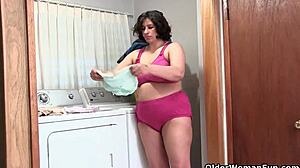 Laktující babička odvážně pije své mléko a masturbuje s velkými prsy v sólové akci hospodyňky