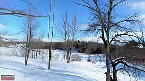 Азиатская девчонка в Lululemon трахается на улице