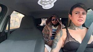 mulher uber picks up suspicious passenger and ends up giving pussy inside car. he fucks her raw without paying and she cums on bandit cock.