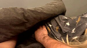 Muscular guy gets down to morning with a realistic sex doll. 💪🛏️