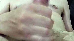 mais uma punheta com grande gozada pra voce