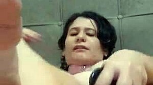 novinha metendo os consolos na buceta melada e gozando igual uma putinha se exibindo pro seu macho e outros homens