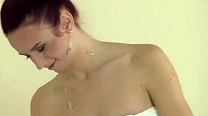 Delikatna Rudow Osa Panienka Subtelnie Masturbuje Cipk With Shaved Pussy And Fingering