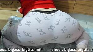 Čiščenje v pižami s subtilno doggy pozicijo