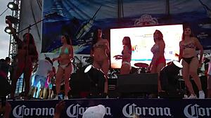 chicas calientes bailando en bikini