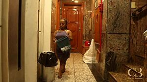 mali kratki stvar ulovi držo, dokler ne pride ven velik kurac v tem mega trailerju z medrasno amatersko latinsko akcijo in mokro pičko jahanjem v doggystyle. Chubby brazilska pritlikavka postane perverzna z monster big black cock bareback quickie.