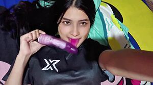 Колумбийка трогает свою сочную пизду с большими сиськами дилдо игрушками трусиками домашними натуральными сиськами и покорными ногами