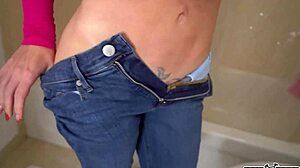 Casca Akashova, pripravljena na divji seks s prijateljem sina iz kolidža in umazan facijal?