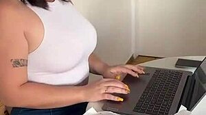 la nueva empleada nalgona feels that deep desire inside