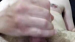 mais uma punheta com grande gozada pra voce