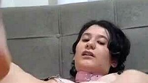 novinha metendo os consolos na buceta melada e gozando igual uma putinha se exibindo pro seu macho e outros homens