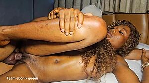 Majhna študentka je vzela masiven kurac doggystyle v garaži dokler ni sperma pokrila njeno majhno 18+ pas