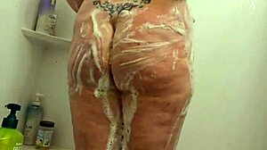 Vohunim BBW milf, kako se v tušu popolnoma zmoči s skrito kamero