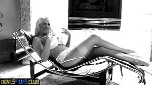 Milf uživa v spitroast z črnimi kurci v skupinski akciji