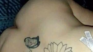 Подруга слепо сосет старого друга, не зная, что ее снимают