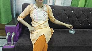 Индийская пара занимается романтическим сексом впервые: парень убеждает девушку на хинди