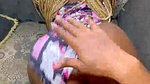 Hermana ebony, ¿quieres sexo con el vecino cachondo en la cama?