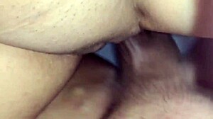 Musculoso da academia goxa e continua metendo as brunette amateur Latina milf experiences creampie with muscular bodybuilder in homemade fetish session