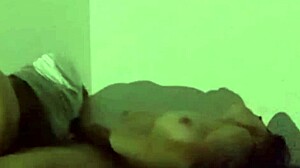 Chupando novinha de 18 anos gostosa spreads big ass for gaping orgasm with barefoot feet play in amateur couple session.