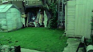 ik ben deze sexy blonde meid met harige bos en grote tieten die naakt wordt in de paniek douche scène