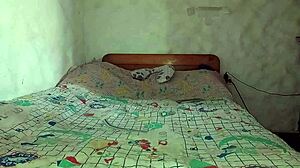 Recibo en lencería al repartidor de alimentos venezolano y me lo follo a cambio del dinero que le debo