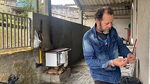 O pedreiro ficou excitado vendo a patroa de roupa curta