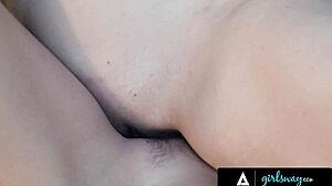 ヘイ、このオールナチュラルMILFスリムシックヴィックがプールでステップベイニコルドシを激しく食べるのとシザー？