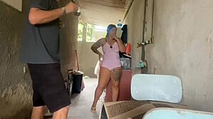 O pedreiro ficou excitado vendo a patroa de roupa curta