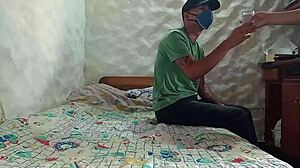 Recibo en lencería al repartidor de alimentos venezolano y me lo follo a cambio del dinero que le debo